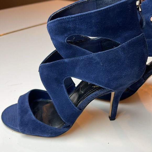 💙WHITE HOUSE BLACK MARKET BLUE VELVET ZIP UP BACK 4.5” HEELS SIZE 7 MEDIUM💙 - Picture 13 of 16
